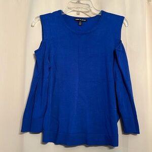 Cable & Gauge woman’s blue sweater with a peekaboo shoulder size large